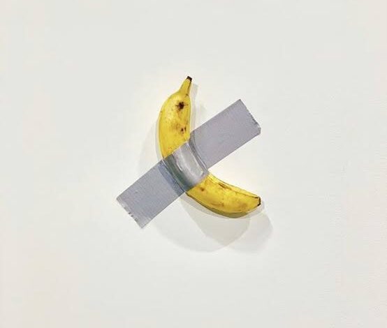 Homem come banana de obra de arte avaliada em R$ 33 Milhões