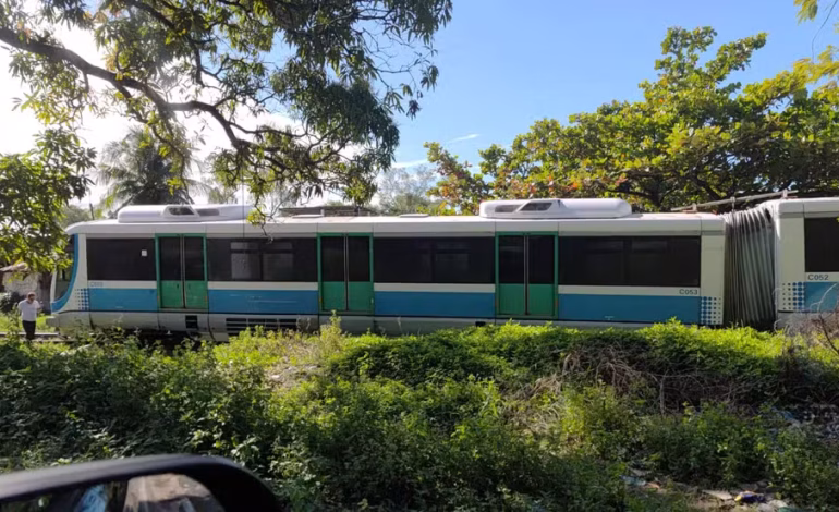 Trem descarrila e interrompe viagens por duas horas em trecho entre João Pessoa e Santa Rita