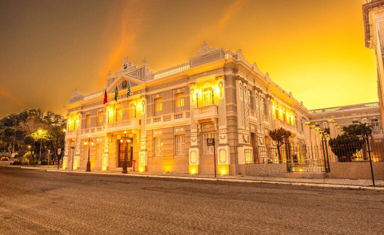 JOÃO E A REDENÇÃO DO PALÁCIO