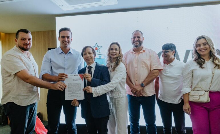 Lucas Ribeiro assina termos de fomento e destaca maior apoio já realizado a eventos do período carnavalesco em Campina Grande