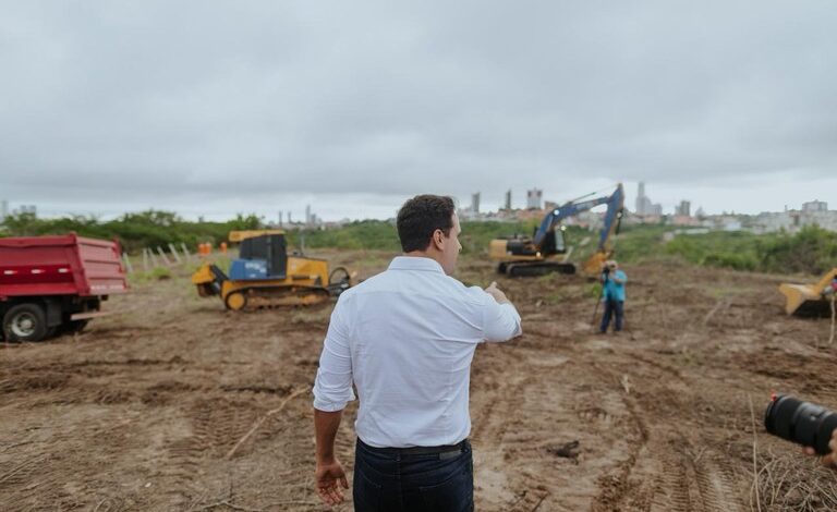 Em Campina Grande, Lucas Ribeiro acompanha avanço das obras da Floriano Peixoto