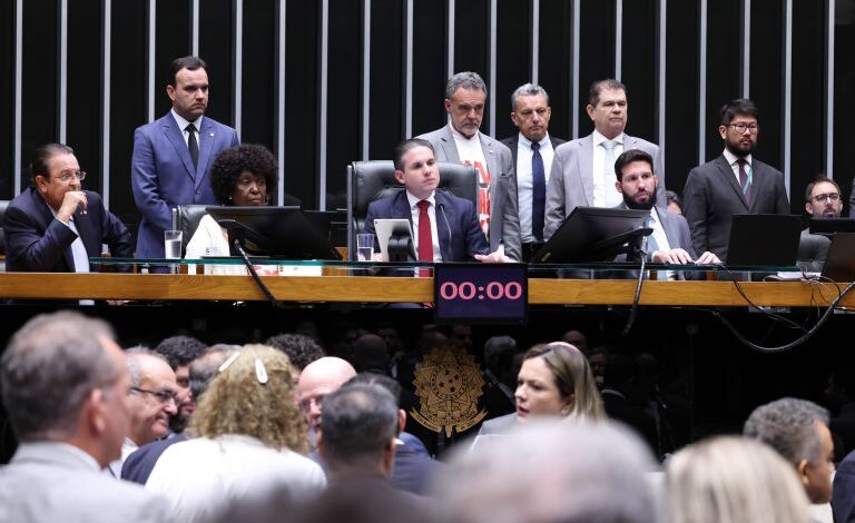 Câmara aprova em dois turnos fim da escala 6×1 com jornada máxima de 40 horas semanais